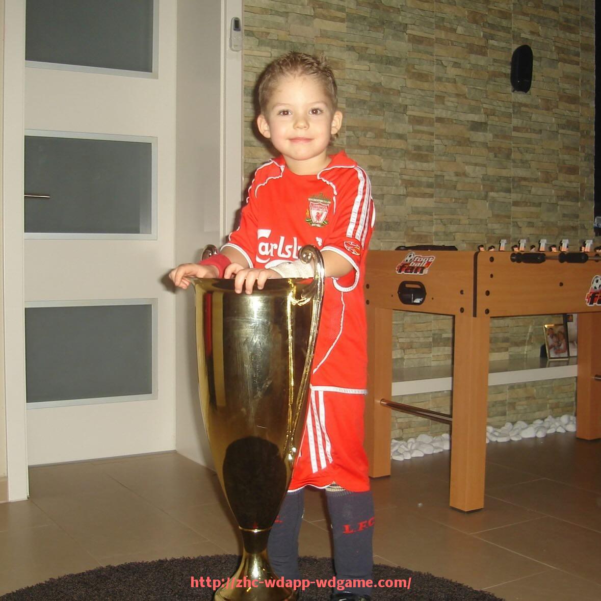 问鼎娱乐官网-意甲球队大规模降薪事件及其背后的经济压力